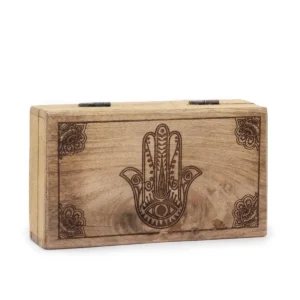 Träask med ingraverad Hamsa-symbol på locket