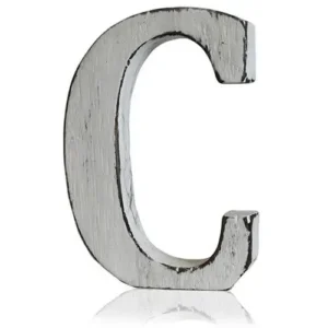 Vitmålad träbokstav C med shabby chic-finish