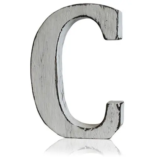 Vitmålad träbokstav C med shabby chic-finish