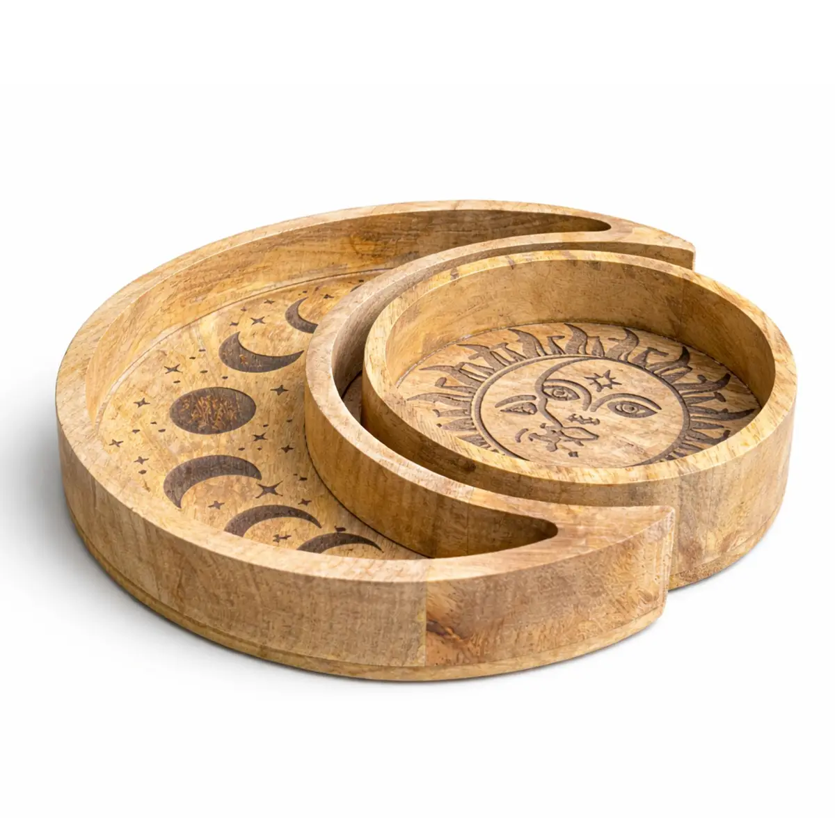 Set med två träbrickor i naturligt trä, en med solmotiv och en med månmotiv