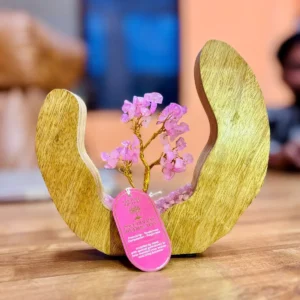 Handgjort träd av rosenkvarts med rosa ädelstensbitar i öppen ring av mango trä