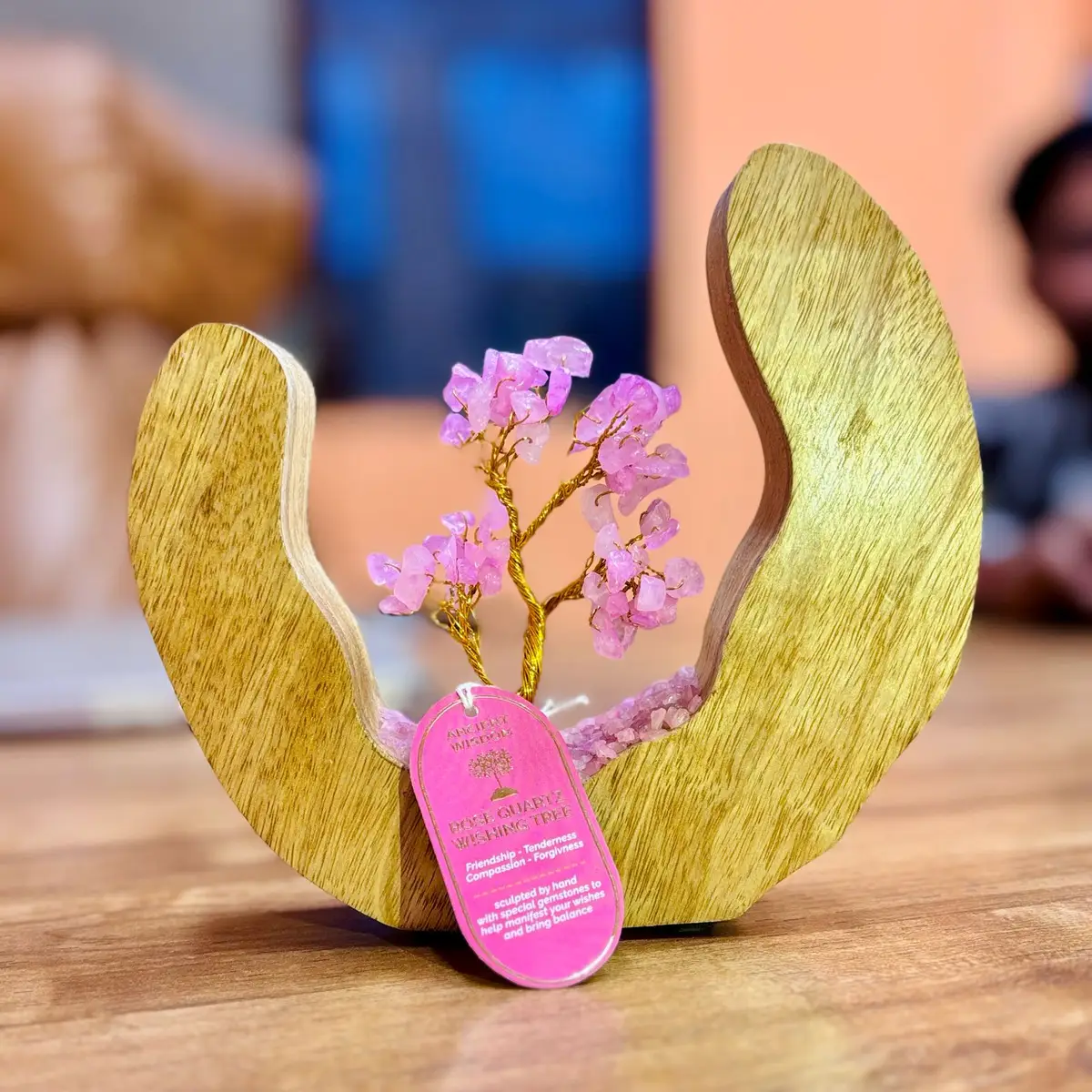 Handgjort träd av rosenkvarts med rosa ädelstensbitar i öppen ring av mango trä