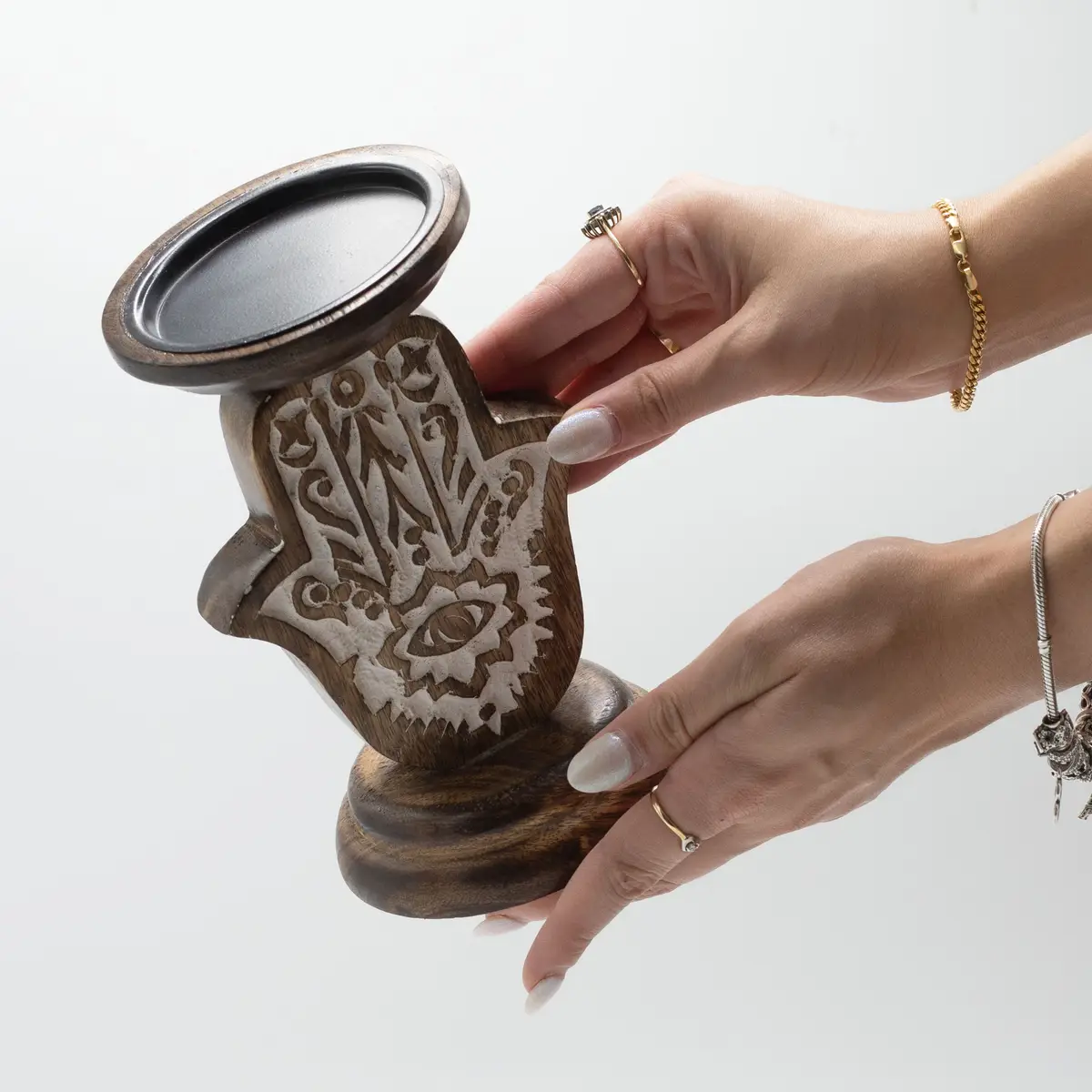 Träljusstake i mangoträ med Hamsa-motiv, liten 18x11 cm - produktbild 3