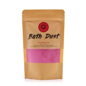Förpackning med tranbärsdoftande badpulver i brun påse med rosa innehåll