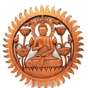 Handskuren träpanel med Buddha och lotusmotiv i rund form