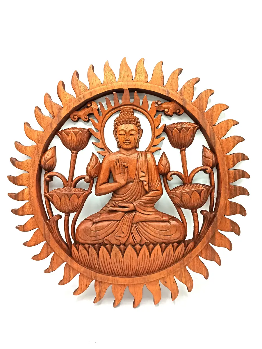 Handskuren träpanel med Buddha och lotusmotiv i rund form