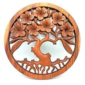Handskuren rund träpanel med motiv av livets träd och frangipani-blommor