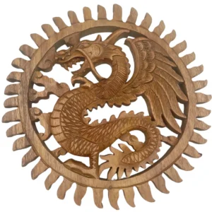 Utskuren träpanel med drakmotiv och solformad ram