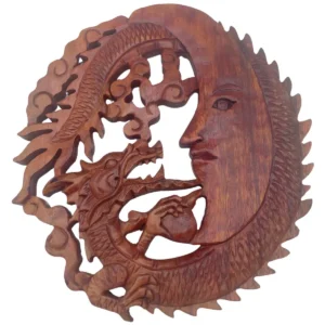 Handgjord trärelief med måne och drake i trä, 30 cm diameter