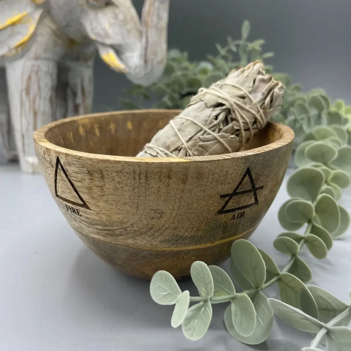 Handgjord träskål med symboler för fyra element och en smudge-pinne