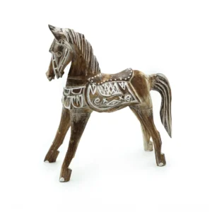 Träskuren hästfigur med antik finish och målade detaljer