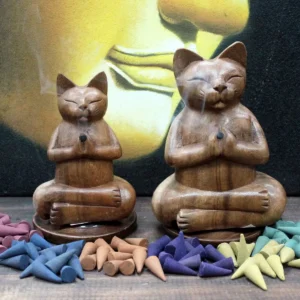 Träskuren rökelsehållare med yogakatt - produktbild 4