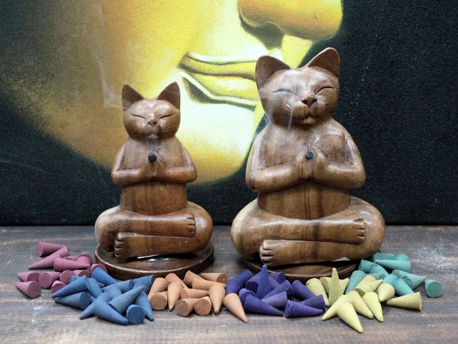 Träskuren rökelsehållare med yogakatt - produktbild 4