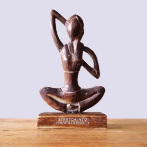 Trästatyett Yoga Kvinna i Antikstil i Koansikteposition - produktbild 3