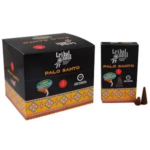 Förpackning med Tribal Soul Premium backflow rökelsekoner Palo Santo och en enstaka rökelsekon