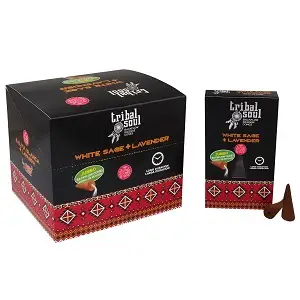 Förpackning med Tribal Soul Premium backflow rökelsekoner i vit salvia och lavendel med två koner bredvid