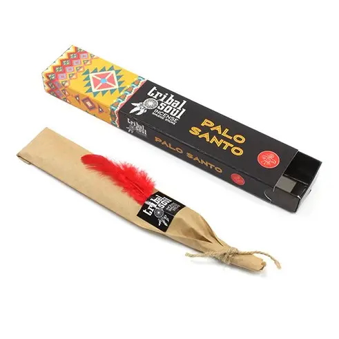 Dekorativ förpackning och inslagna Tribal Soul rökelsestickor Palo Santo med röd fjäder