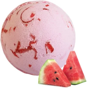 Rosa badbomb med röda inslag och skivor av vattenmelon