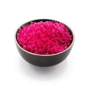Skål med rosa-röda doftgranulat för simmering