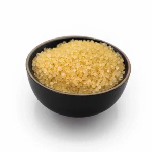 Svart skål fylld med gula doftgranulat för simmering