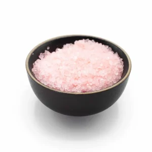Svart skål fylld med rosa doftgranulat för simmering