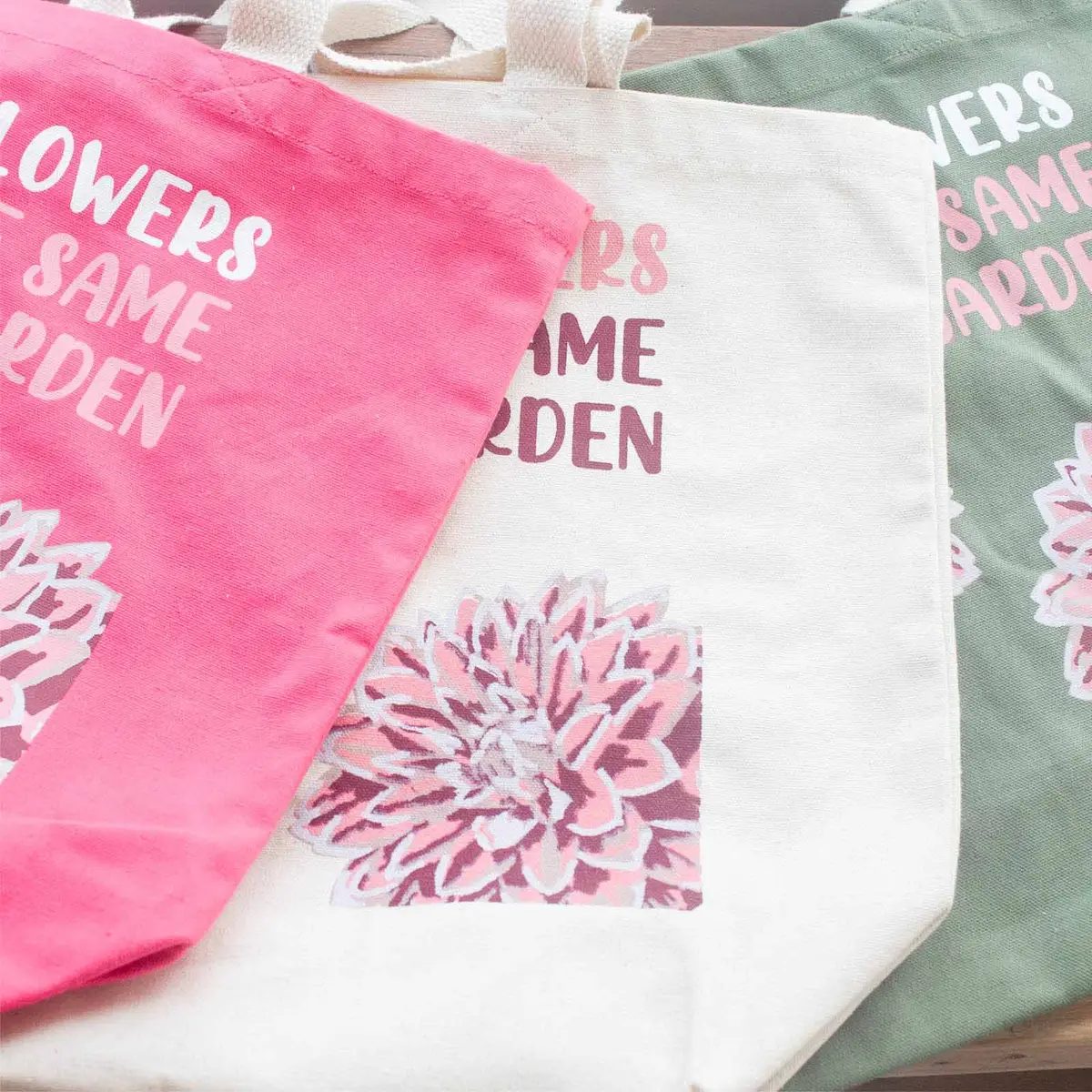 Tryckt bomullsväska med blommotiv i oliv, rosa och natur - produktbild 6