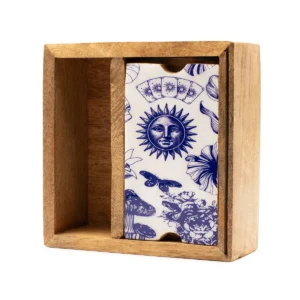 Tvådelad träförvaringsbox med dekorativ keramiksymbol och kortställ för tarotkort