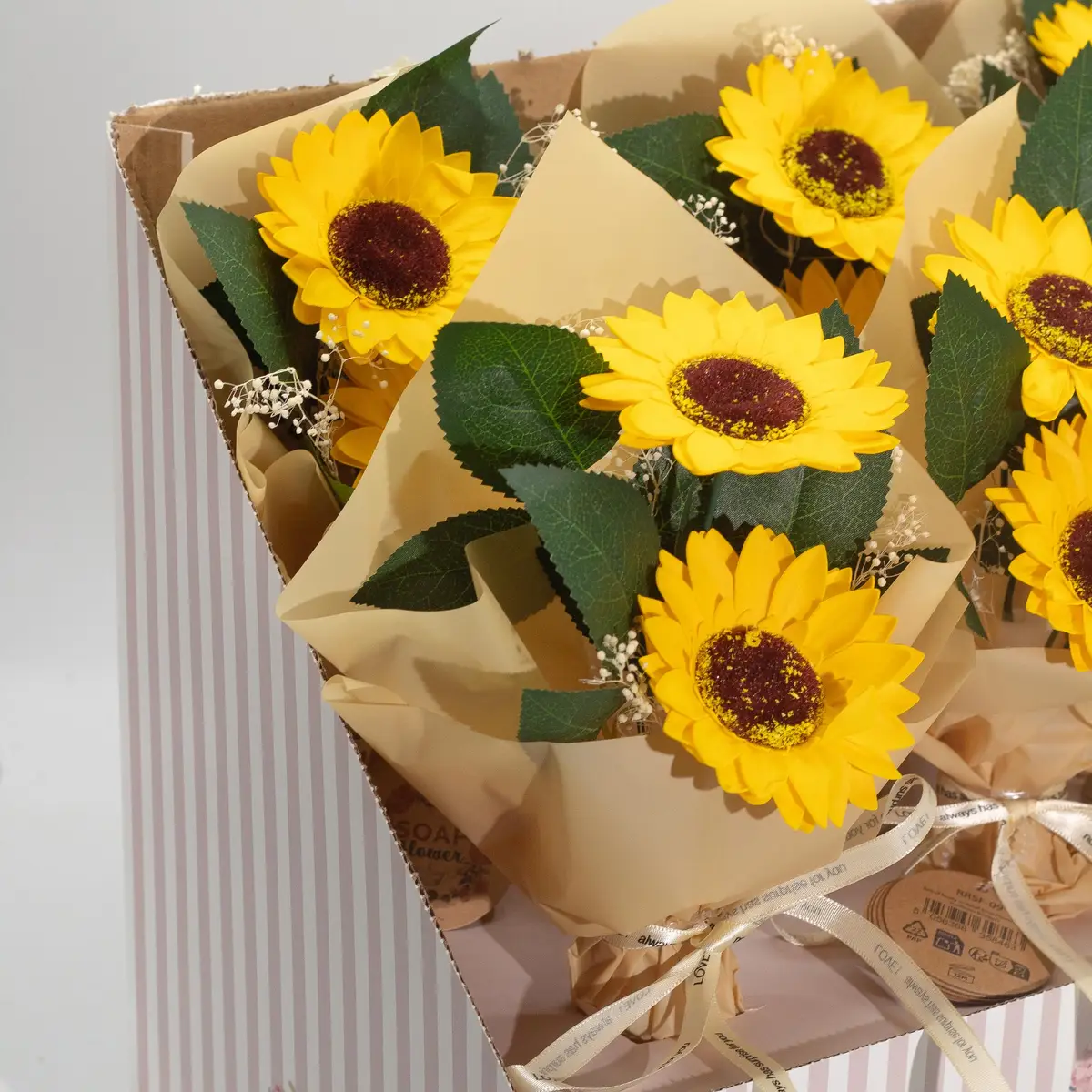 Tvålblomsterbukett med två solrosor - produktbild 3