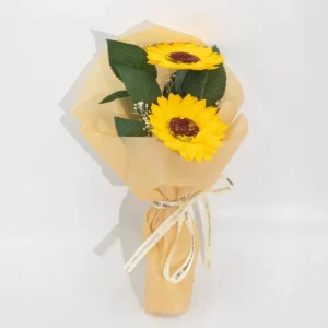 Tvålblomsterbukett med två solrosor - produktbild 5