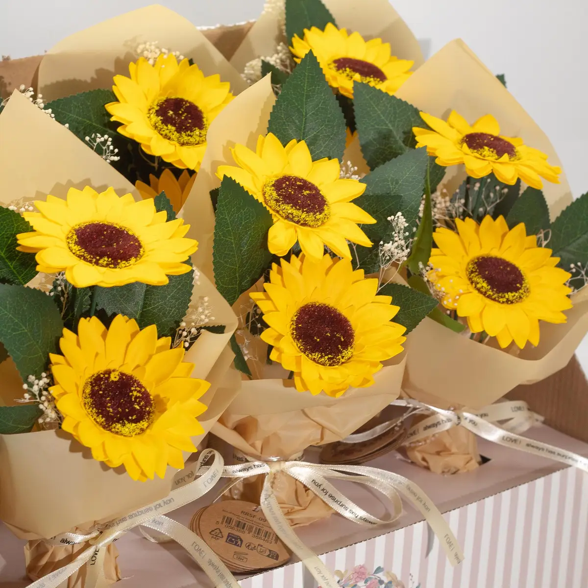 Tvålblomsterbukett med två solrosor - produktbild 6