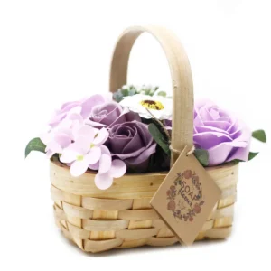 Flätad korg med lavendellila och vita tvålblommor