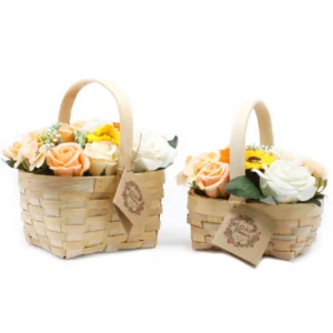 Tvålbukett med orangea blommor i korg - produktbild 3