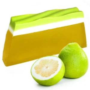 Tvålkaka med grön och vit topp och gul kropp bredvid hel och halverad pomelo