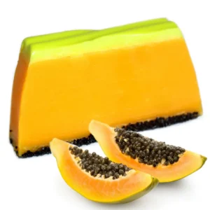 Tvålskiva i orange och ljusgrön färg med vallmofrön vid basen, tillsammans med skivor av färsk papaya