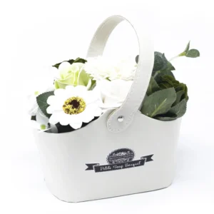 Vit handväska med pastellgröna och vita tvålblommor och gröna blad