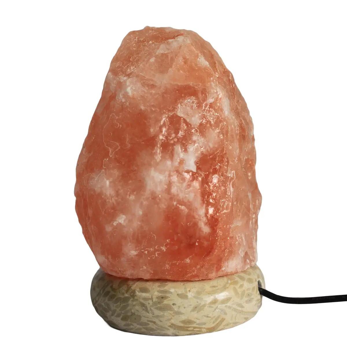 Naturlig himalayasaltlampa med USB-kabel på beige stenfot