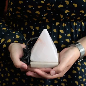 USB-driven vit pyramidformad himalayasaltlampa 9 cm - produktbild 2
