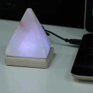 USB-driven vit pyramidformad himalayasaltlampa 9 cm - produktbild 3