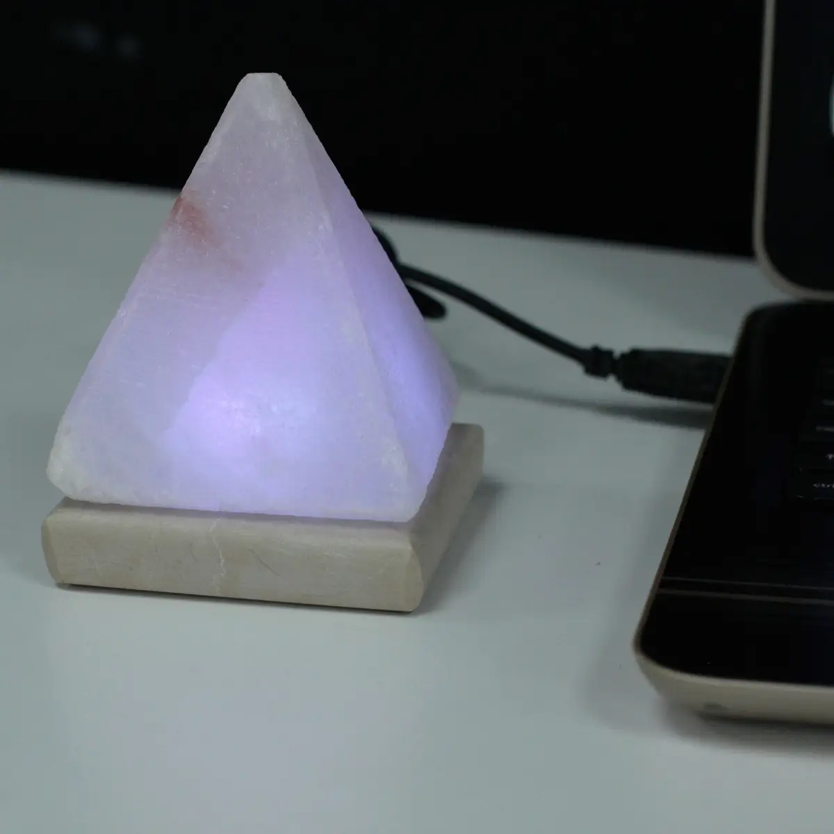 USB-driven vit pyramidformad himalayasaltlampa 9 cm - produktbild 3