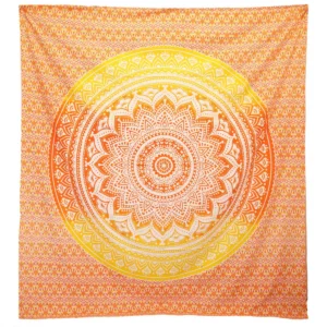 Väggbonad och strandfilt med orange och gul mandaladesign