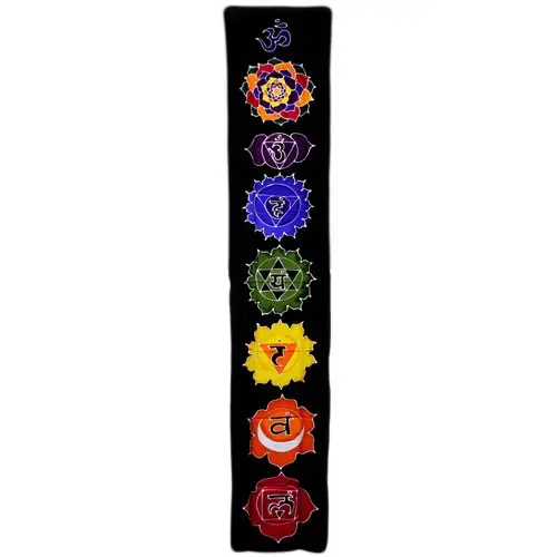 Långsmal väggdekoration i svart tyg med färgstarka chakrasymboler i batikteknik