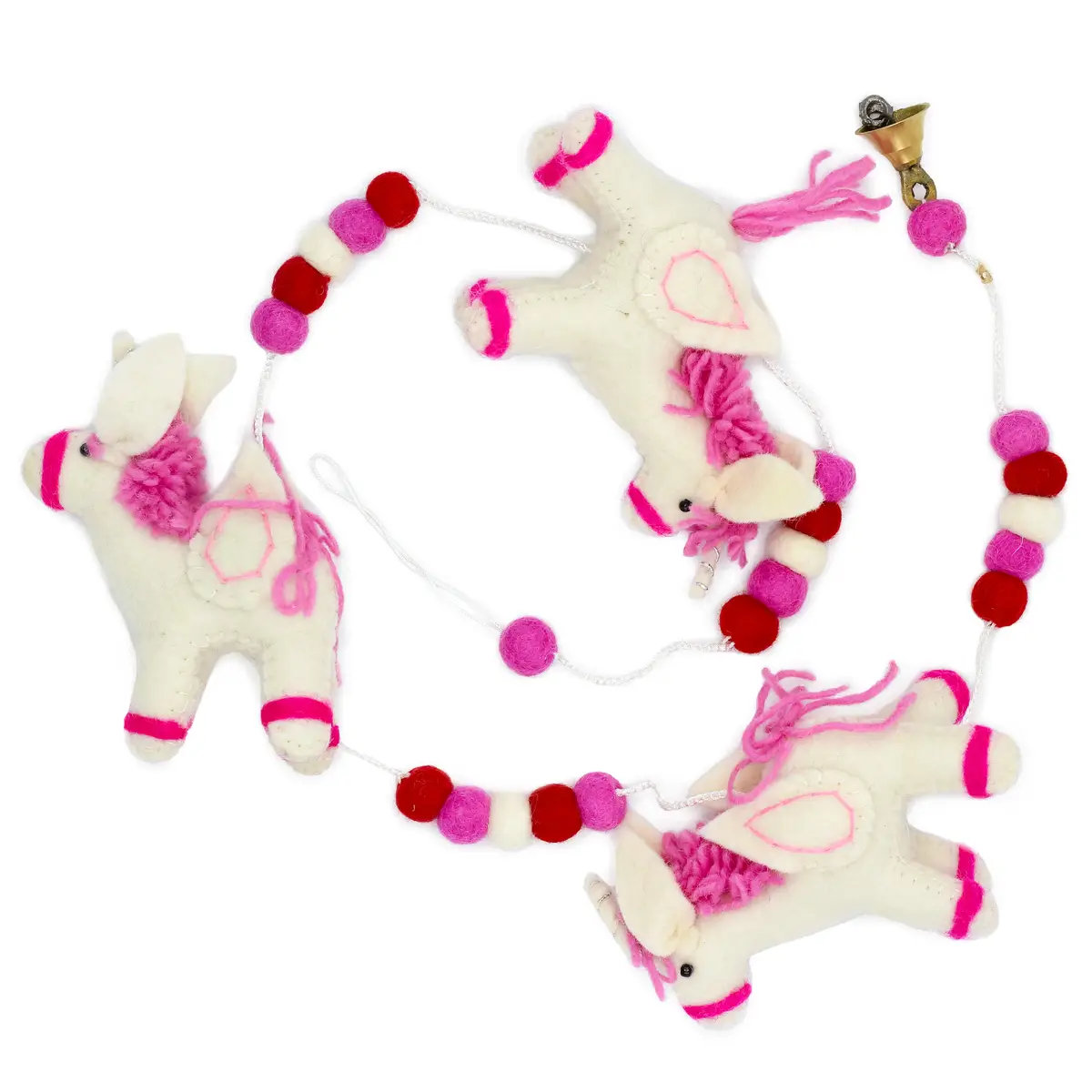 Väggdekoration i filt med tre vita och rosa enhörningar och färgglada bollar på vit bakgrund