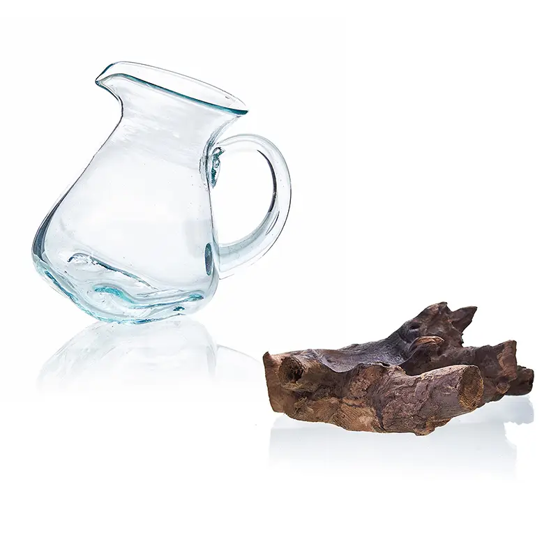 Vattenkanna i handblåst glas på träfot - produktbild 4
