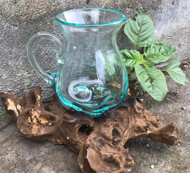 Vattenkanna i handblåst glas på träfot - produktbild 5