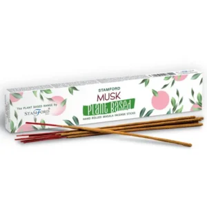 Förpackning med växtbaserade masala rökelsepinnar och några pinnar liggande framför