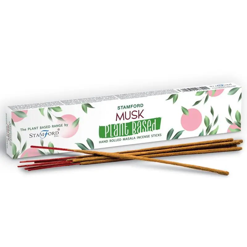 Förpackning med växtbaserade masala rökelsepinnar och några pinnar liggande framför