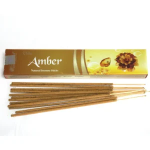Förpackning med Vedic Masala rökelsepinnar Amber och lösa rökelsepinnar framför