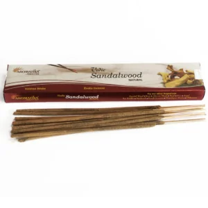 Förpackning och rökelsepinnar med sandelträdoft från Aromatika