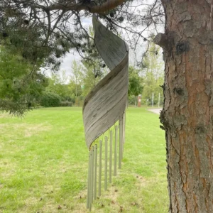 Vindspel av kokosblad i vitlaserad finish - produktbild 2