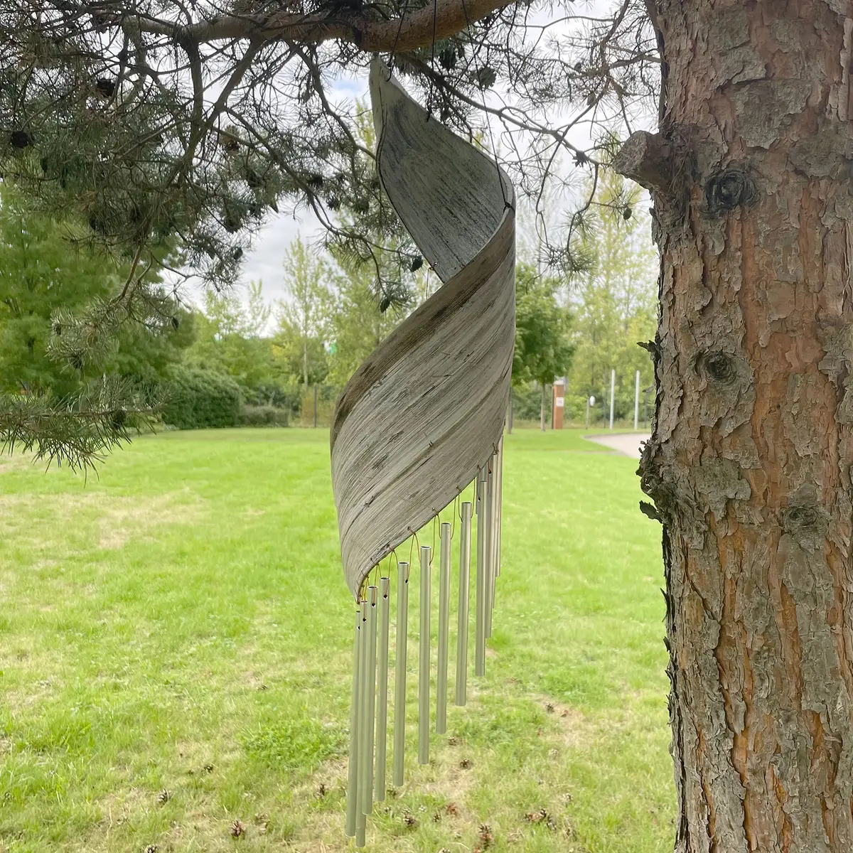 Vindspel av kokosblad i vitlaserad finish - produktbild 2